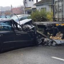 AUTOMOBIL PODLETEO POD KAMION I TOTALNO UNIŠTEN: Jeziva saobraćajna nesreća u Smederevu (FOTO)