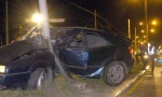 AUTOMOBIL SLETEO S PUTA I UDARIO U BANDERU: Jedna osoba poginula, druga prevezena u Urgentni centar
