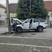 AUTOMOBIL UDARIO U BANDERU, PREDNJI DEO CEO ULUBLJEN: Nesvakidašnja saobraćajka u Novom Slankamenu