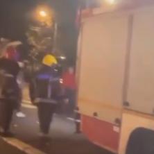 AUTOMOBIL ZGUŽVAN OD UDARCA, POTPUNO IZGOREO! Zastrašujuća scena u Beogradu, ulica zatvorena, vatrogasci u akciji (VIDEO)