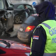AUTOMOBILOM POKOSIO POLICAJCA PA POBEGAO! Užas na Slaviji: Vozač silom probio blokadu, ranjeni saobraćajac prevezen u Urgentni centar