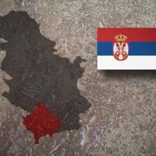 AUTOŠOVINIZAM U USPONU! Deo Novosađana pokušava da oskrnavi zastavu na kojoj se nalazi grb Republike Srbije i mapa Kosova i Metohije 