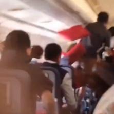 AVION NAPUKAO TOKOM LETA: Putnici su izbačeni u vazduh tokom jezivog incidenta (VIDEO)