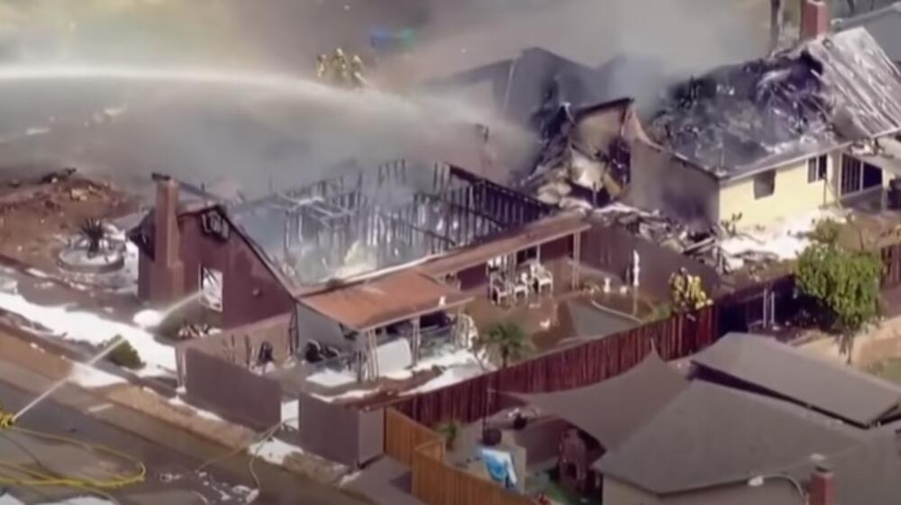 AVION SE SRUŠIO NA KUĆE KOD SAN DIJEGA: Povređene dve osobe, kuće izgorele! VIDEO