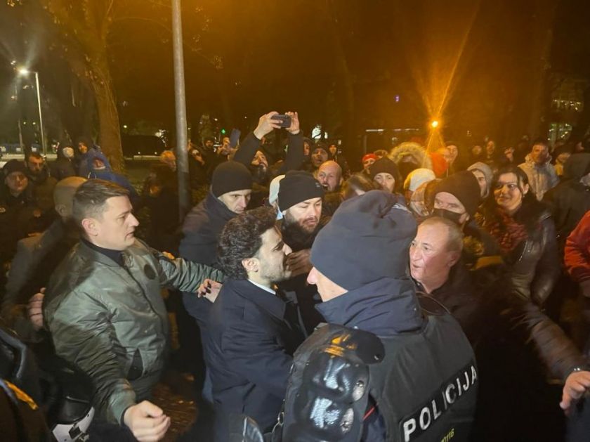 Abazović se ispred RTCG-a suočio sa narodom i poručio: Mi nismo izdajnici (VIDEO)