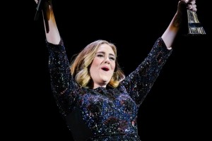 Adele ima tajni Twitter nalog sa kog pijana piše komentare