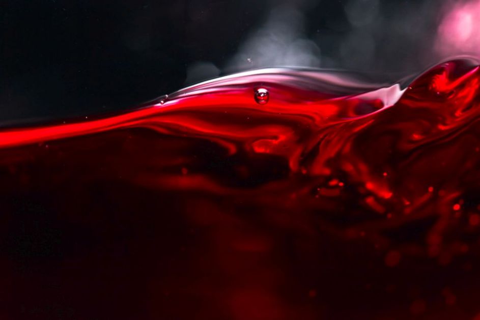 Ako kod kuće imate manjak kozmetičkih sredstava – Crveno vino je odlično za vašu lepotu