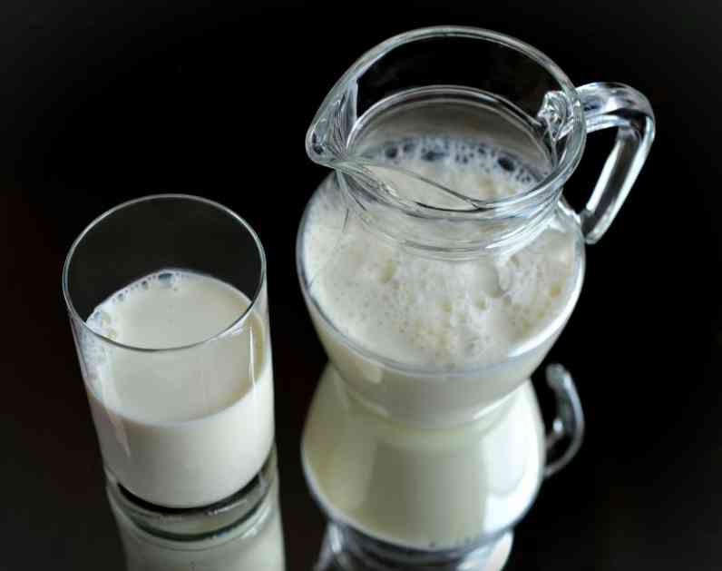 Ako primetite jednu od ovih 6 stvari – trebalo bi da prestanete da pijete mleko jer vam šteti