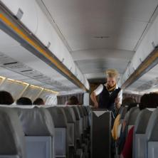 Ako ste ste pitali zašto stjuardese SEDE NA RUKAMA tokom poletanja, ovaj odgovor će vas PRENERAZITI