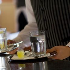 Ako vam konobar donese čašu mlake vode, ODMAH je vratite … EVO ZAŠTO