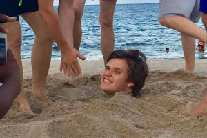 Ako volite da vas na plaži zakopavaju u pesku, pazite da ne nastradate kao ovaj mladić! Evo šta mu se pojavilo na nogama (FOTO)