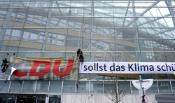 Aktivisti Grinpisa skinuli veliko slovo C na sedištu vladajuće nemačke CDU