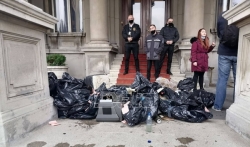 Aktivisti Jedan od pet miliona ostavili djubre sa Čukaričkog rukavca ispred Skupštine Beograda