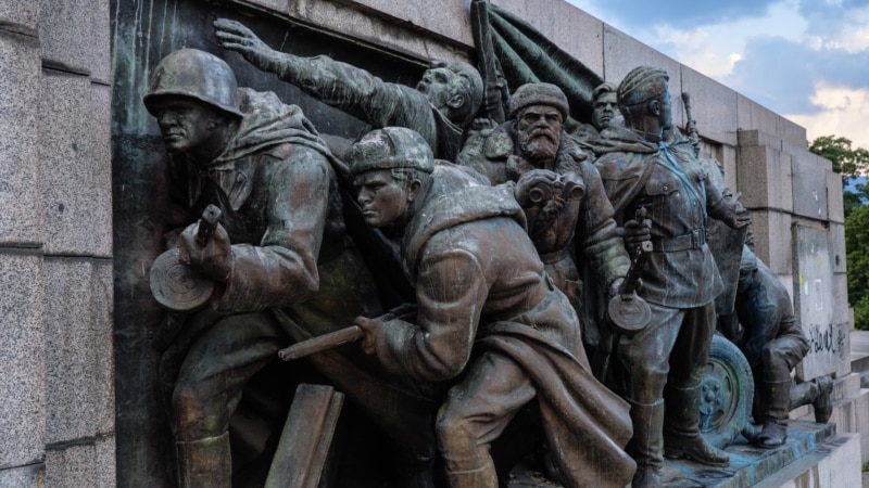 Aktivisti čuvaju sovjetski spomenik u Sofiji zbog najave rušenja