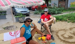 Aktivisti iz Niša napravili plažu na trotoaru kako bi izdejstvovali asfaltiranje