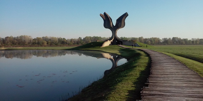 Aktivisti iz Srbije obišli Memorijalni kompleks logora Jasenovac