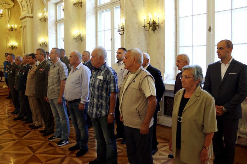 Aktivnim i penzionisanim pripadnicima Ministarstva odbrane i Vojske dodeljeno 20 stanova