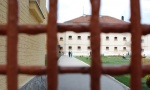 Alarmantno u Nišu: Tri osuđenika napravila rupu u zidu i POBEGLA iz zatvora