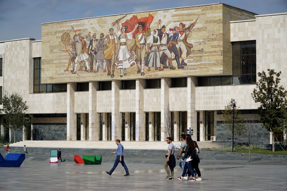 Albanija:Sukob građana i policije zbog najave rušenja teatra