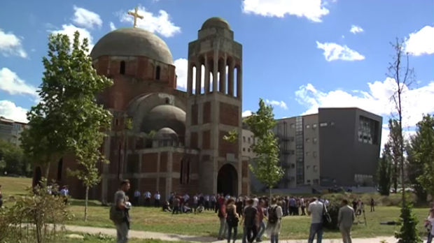 Albanski studenti nastavljaju proteste ispred Hrama Hrista Spasa u Prištini