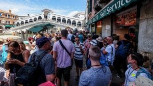 Alkohol i gužve: Venecija razmišlja za zabrani nošenje alkohola na ulicama