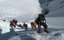 
					Alpinista evakuisan sa Mont Everesta 
					
									