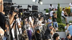 Ambasada SAD: Zbunjuće što mediji nude prostor čoveku koji je pretio novinarima