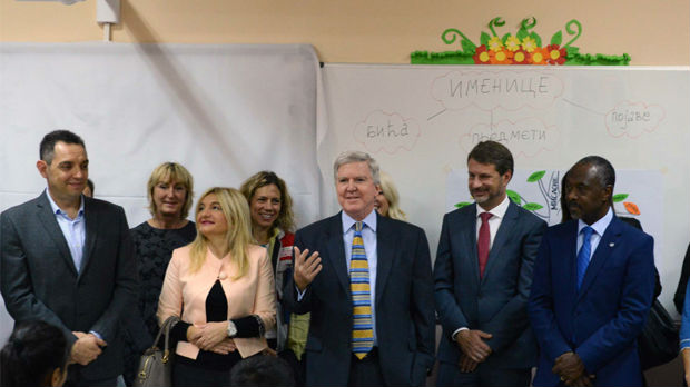 Ambasada SAD donirala opremu školi u Zemunu