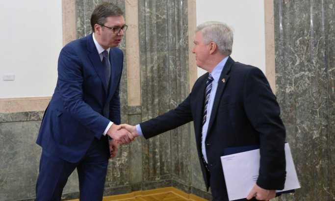 Ambasador SAD: Nema potrebe da se Vučić oseća izdanim