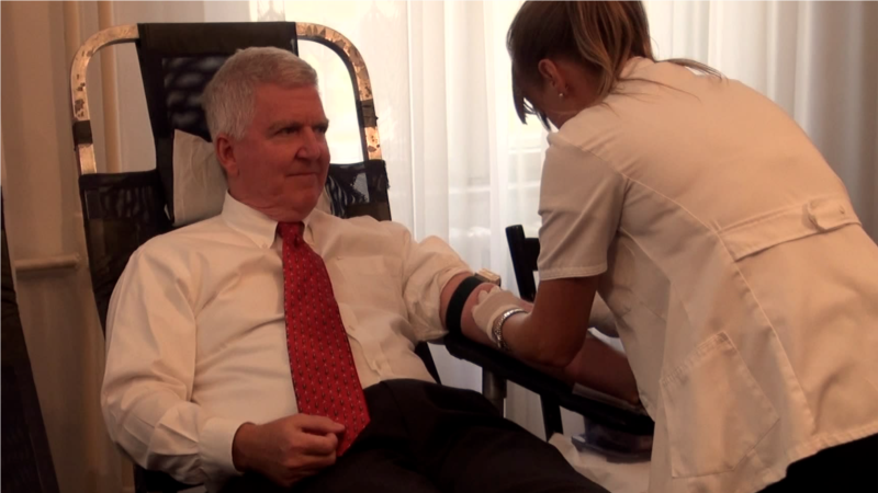 Ambasador Skot dao krv: Doniranje krvi je poklon životu