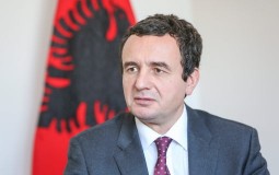 
					Ambasadori bez fotografija sa Kurtijem ispod albanske zastave 
					
									