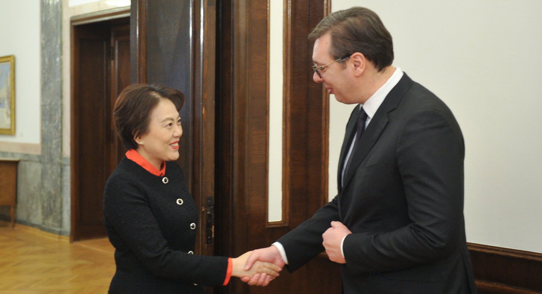 Ambasadorka Kine predala Vučiću čestitiku predsednika Sija