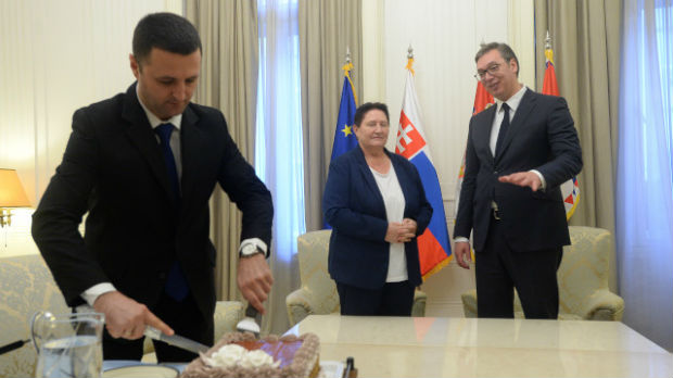 Ambasadorka Slovačke se uz tortu oprostila od Vučića i Srbije