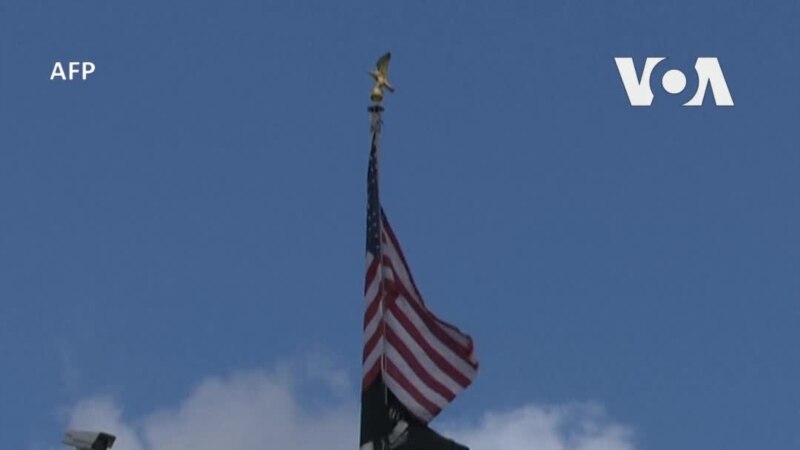 Američka zastava spuštena na pola jarbola u pomen Elizabeti Drugoj