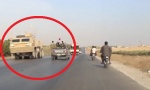 Američki oklopnjaci naišli na Asadove “tojote”: Bliski susret trupa na autoputu (VIDEO)