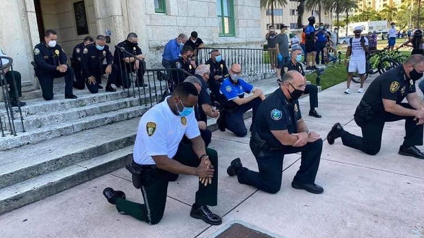 Američki policajci kleče u znak solidarnosti sa demonstrantima