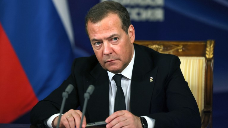 Američki udar na ruske ciljeve bio bi „početak svetskog rata“ – Medvedev