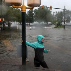 Amerika U PANICI: Uragan već PLAVI istočnu obalu, deset miliona ŽIVOTA u opasnosti! (FOTO)