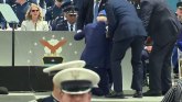Amerika i predsednik: Bajdenov pao na ceremoniji dodele diploma vojnim kadetima