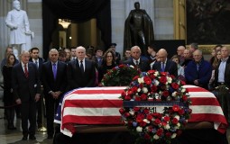 
					Amerikanci se na zvaničnoj ceremoniji opraštaju od  Džordža Buša starijeg 
					
									