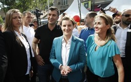
					Ana Brnabić, predsednica Vlade Srbije Ana je tu! 
					
									