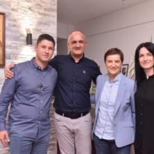 Ana Brnabić u Doboju sa Milošem Pavlovićem i njegovom porodicom Ćaci će uvek pobediti jer Ćaci predstavlja hrabrost i slobodu