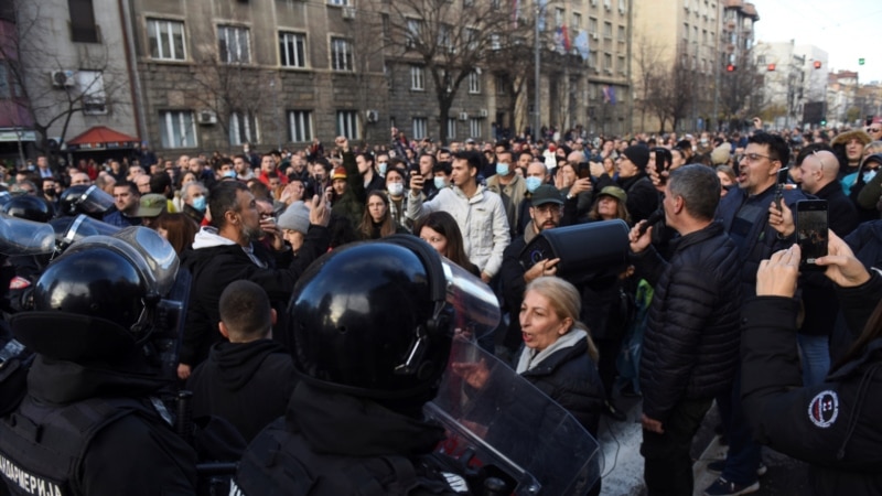Analitičari: Policija ponovo upotrebila prekomernu silu prema demonstrantima, u Šapcu parapolicija