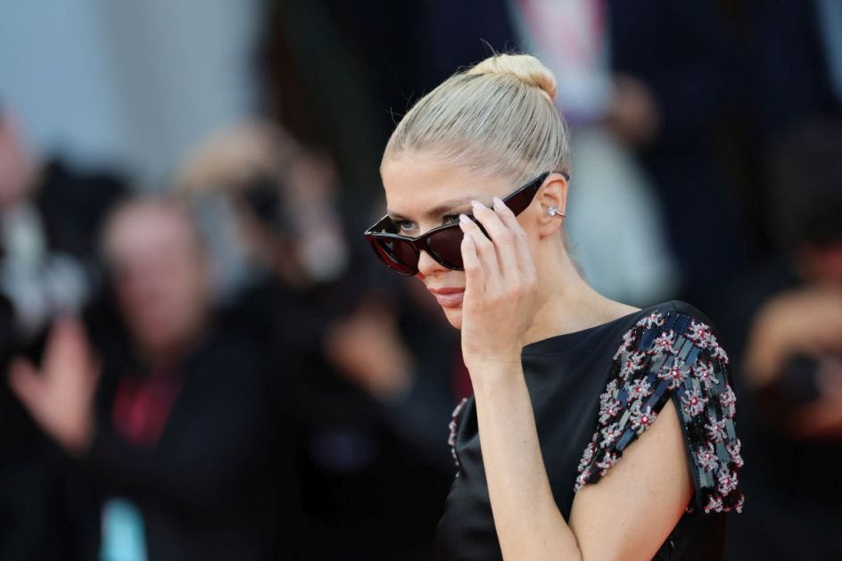 Anđela čuvara sa kojim ima četvoro dece ostavila zbog zgodnog manekena: Elena Perminova blista godinu dana nakon razvoda