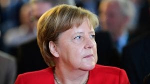 Angela Merkel ponovo sedela tokom intoniranja himne