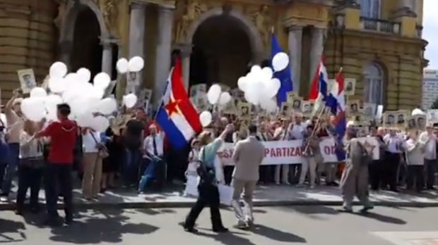Antifašisti sa fotografijama Tita i Tuđmana marširali Zagrebom