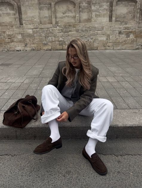 Antilop mokasine i bele čarape su zvezde preppy outfita ove jeseni
