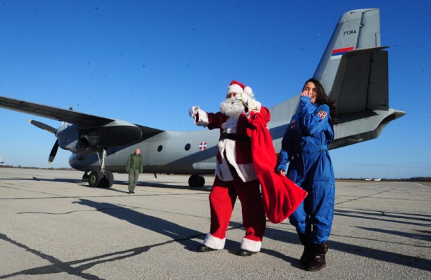 Antonov dovezao Deda Mraza na batajnički aerodrom