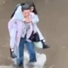 Apokaliptične scene iz Subotice: Voda nosi sve pred sobom, žena na leđima prenosi dete - Automobili potpuno uništeni (VIDEO)