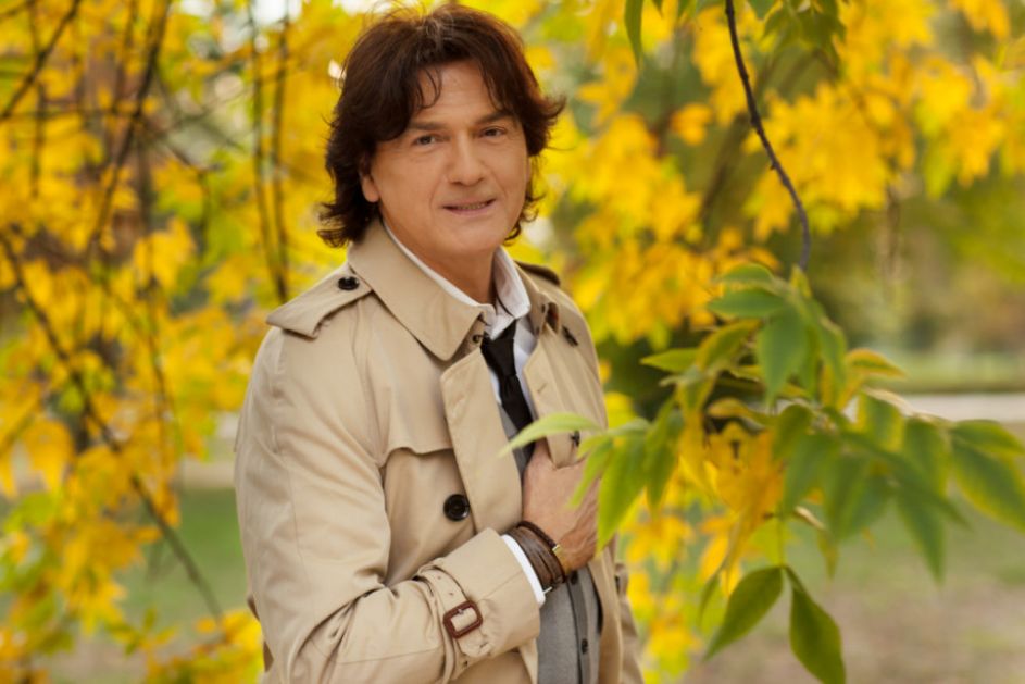 Aranđelovdan kod Zdravka Čolića: Ćerka Una sa cegerom u crkvi, pokazala porodičnu slavsku atmosferu [FOTO]